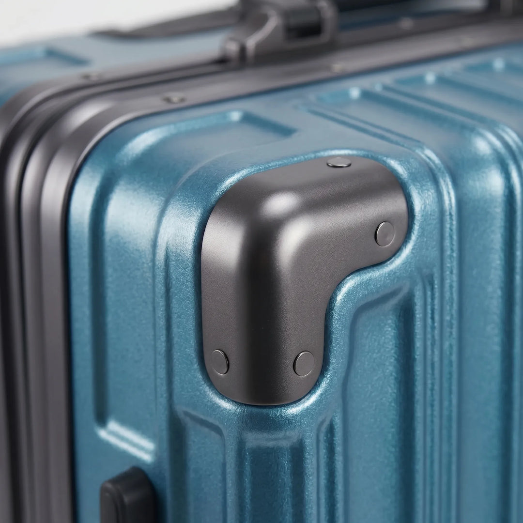 Hard Shell Suitcase - Vektra