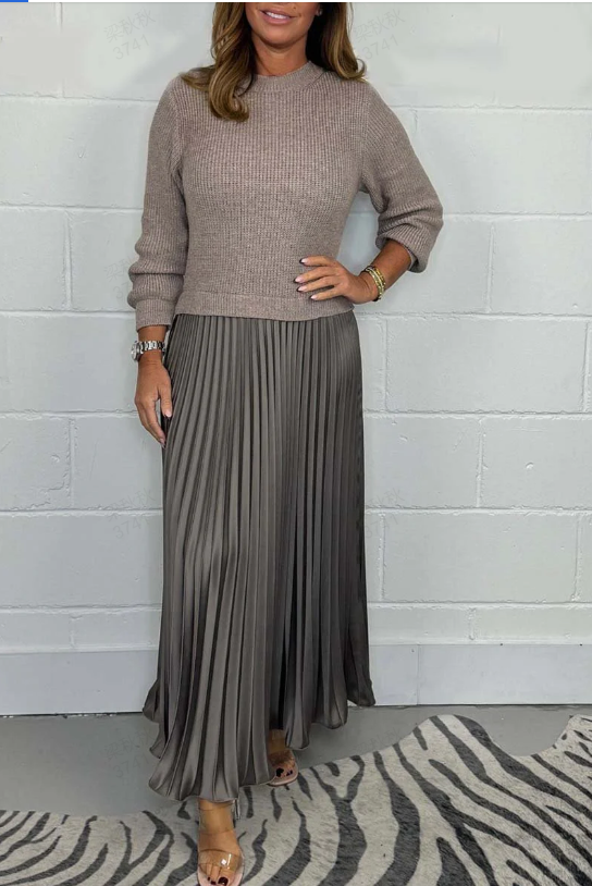 Sweatshirt Dress with Pleated Maxi Skirt and Patchwork Print 2